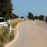 Continuando a camminare ci ritroviamo poi di fronte a un altro tipico �panorama� che caratterizza questa zona: colonne di auto abbandonate sul ciglio della strada...